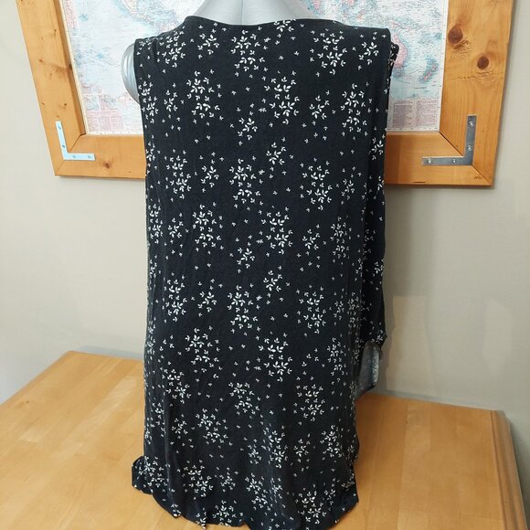 Pennington's Plus Size Sleeveless V neck Top Faux Surplice leaf Pattern Women 2X - Picture 4 of 11